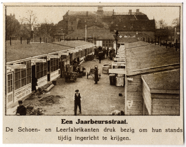300606 Gezicht op de monsterkamers op het terrein aan het Vredenburg te Utrecht, tijdens de eerste Jaarbeurs.